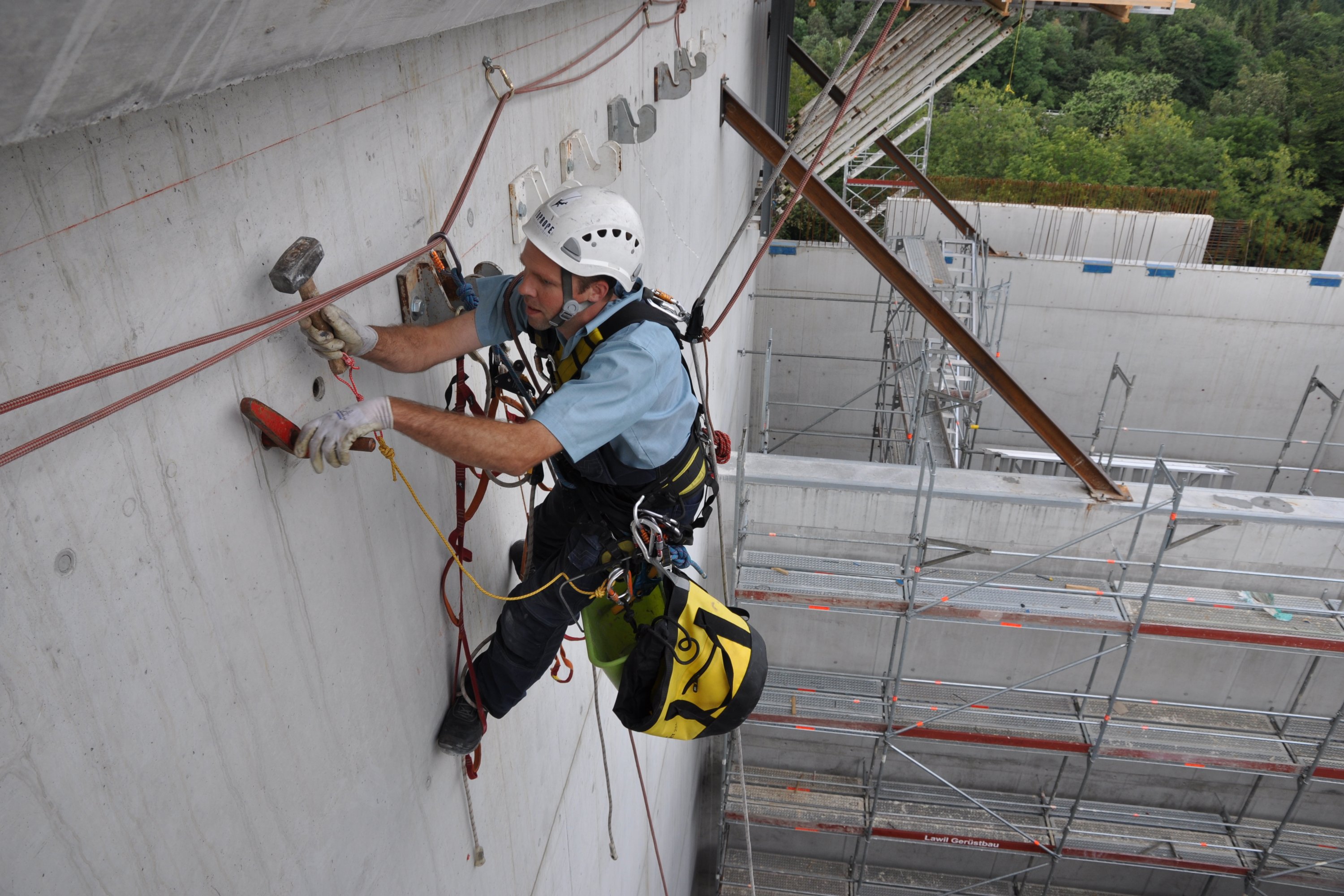 Industriekletterer an Fassade  – Toprope