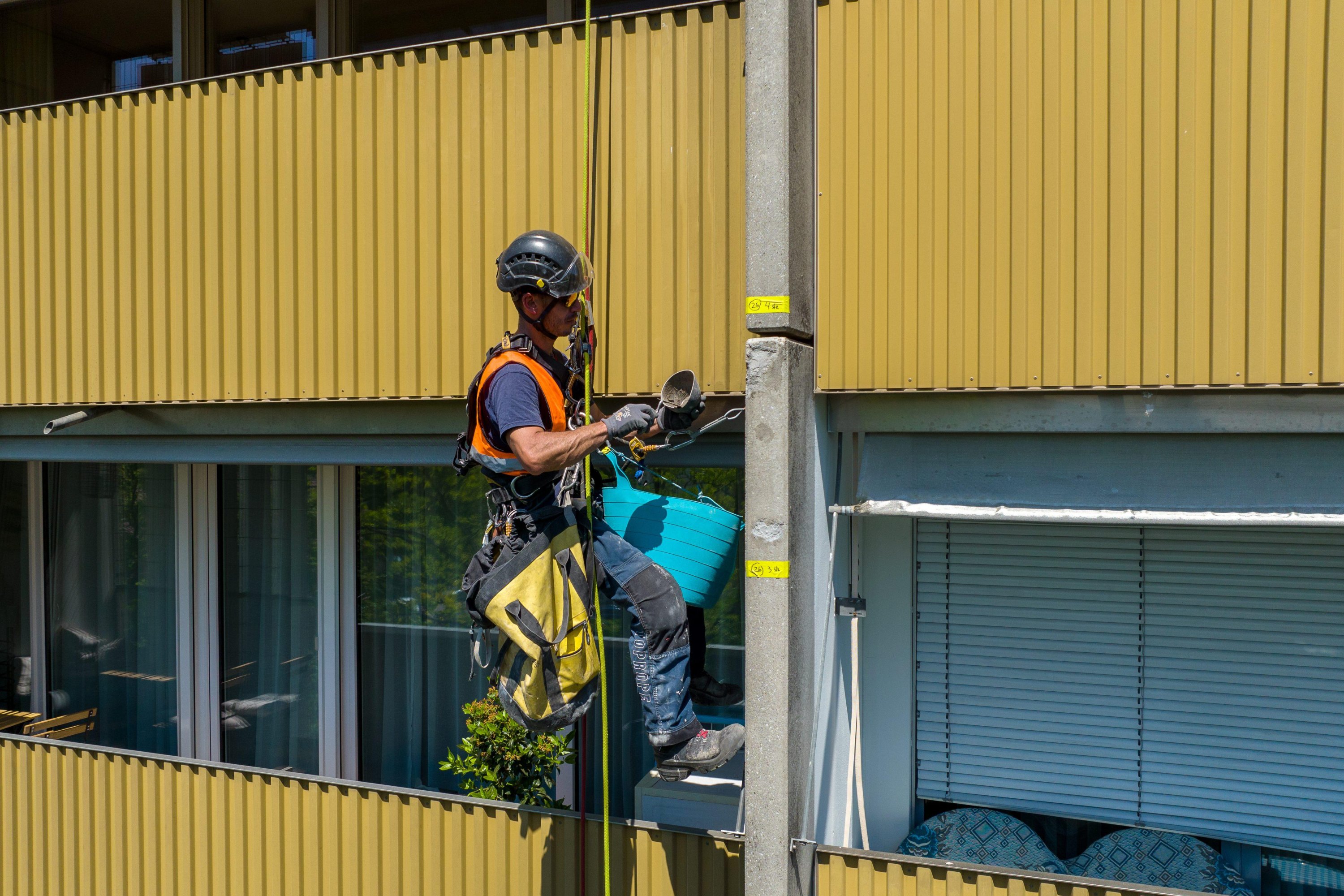 Industriekletterer bei Betonsanierung  – RB Drohnenflug