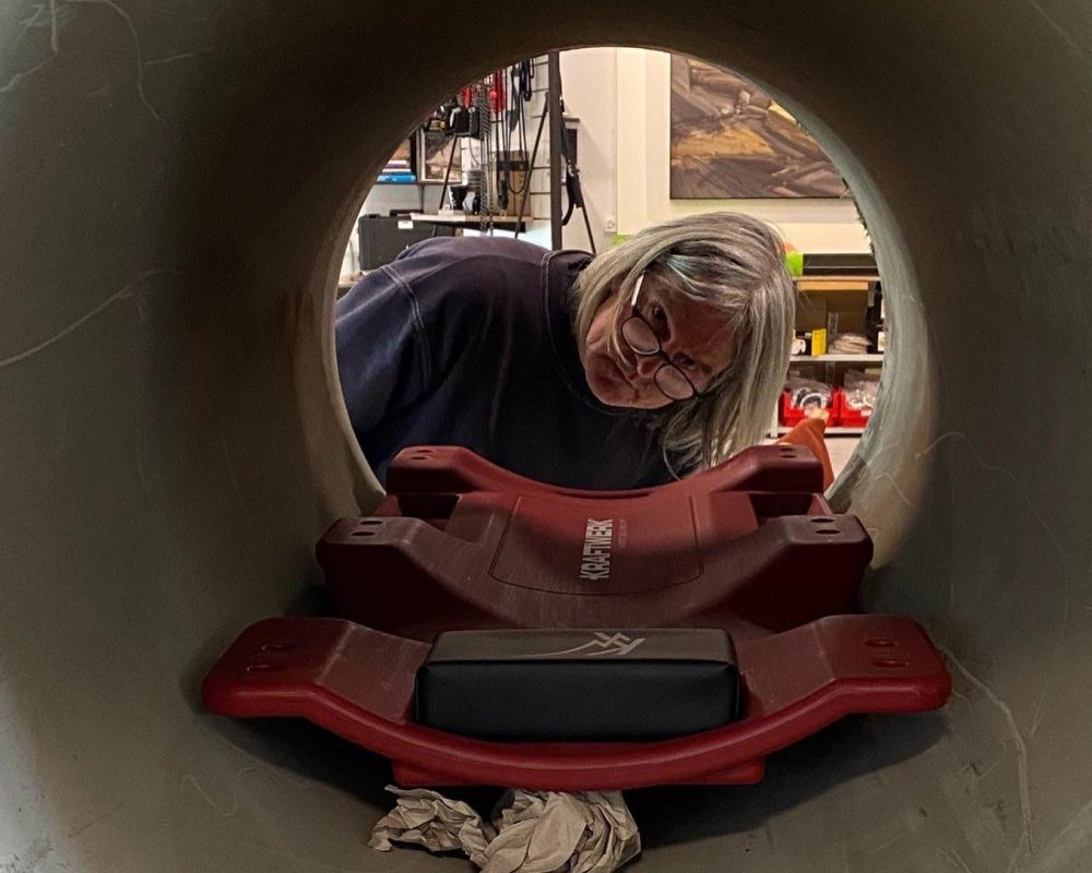 Mann schaut in Rohr  – Toprope